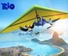 Blu Macaw, Toucan Rafael Jewel και κολλάει ανεμόπτερο πετάει πάνω από την πόλη του Ρίο ντε Τζανέιρο